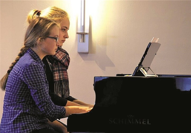 Ann-Kathrin Neumann Jule Schumacher am Klavier. KMS