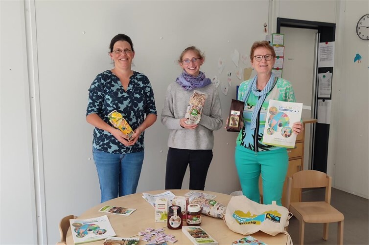 Ann Kathrin Voge, Claudia Hübner und Renate Adams mit den fairen Produkten für das Frühstück