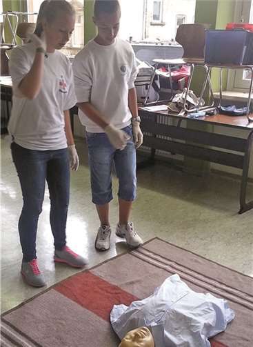 Ann-Katrin und Felix vor ihrer Aufgabe im Erste Hilfe Bereich.