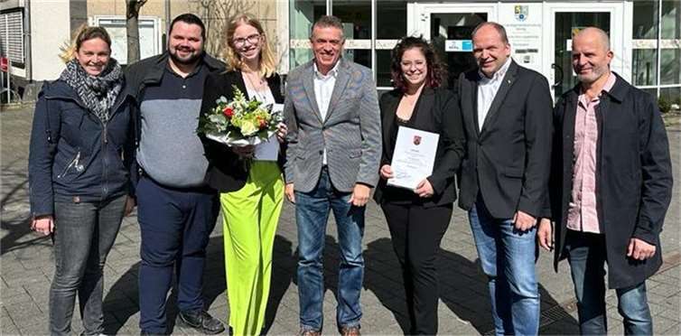 Ann-Sophie Schneider (3. v. l.) und Jessica Kairies (3. v. r.) schlossen ihre Ausbildung mit Bestnoten ab. DRK-Kreisgeschäftsführer Ulrich Bergmann (2. v. r.) und der Leiter des Rettungsdienstes Lothar Backes (4. v. l.) gratulierten beiden von Herzen und dankten den Praxisanleitern Lisa Briese (li.), Simon Barthel (2. v. l.) und Carsten Waldorf (re.).  Foto: Lothar Backes / DRK-Kreisverband Ahrweiler e.V.