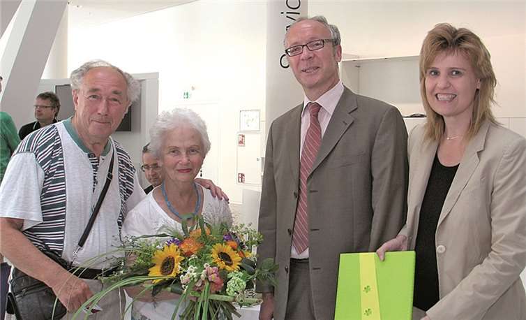 Anna Aranovski (2.v.l.) mit ihrem Ehemann Michael (l).  Privat