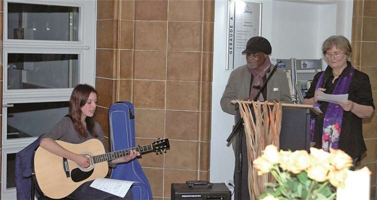 Anna Belle Thiesen spielte zur Einleitung auf ihrer Gitarre und beeindruckte am Abend mehrfach mit ihrem Gesang.