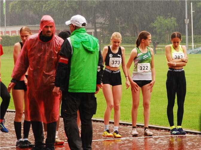 Anna Dücker am Start zum 2000-Meter-Lauf: einer von vielen Wettbewerben im Regen. Foto: privat