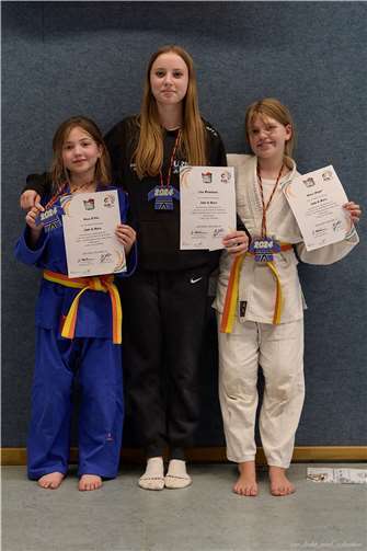 Anna Erben, Lisa Wesemann, Mona Meyer, die teilnehmenden Judo-Bären des SV Urmitz.