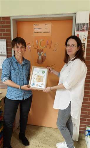 Anna Evertz vom Förderverein übergibt Frau Klein, Lehrerin der Fuchsklasse, das „Willkommensgeld“. Foto: privat