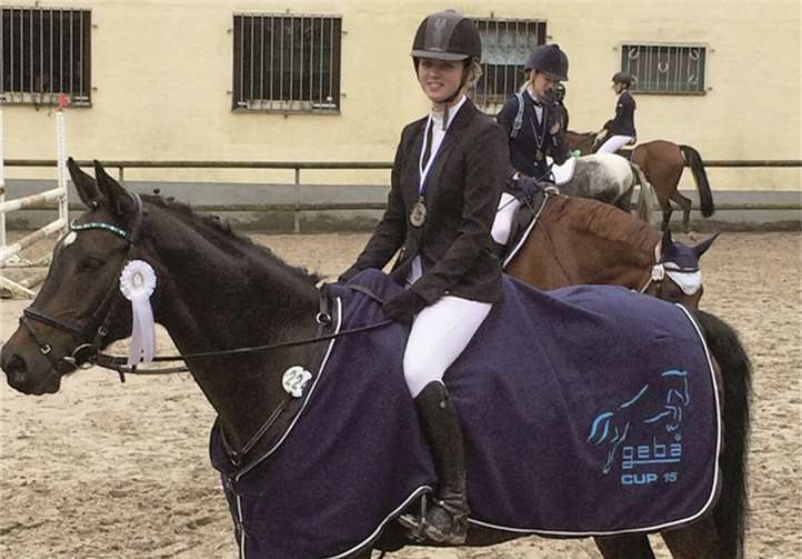 Anna Hüllen mit ihrem Zweibrücker Warmblut Wallach Graphit konnte nach ihrem Sieg die begehrte Geba-Cup-Decke entgegen nehmen.privat