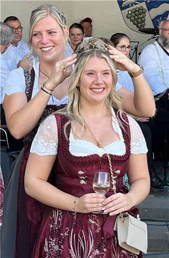 Anna I. krönte Marie zur Weinkönigin Marie I.  Foto: OG Oberfell