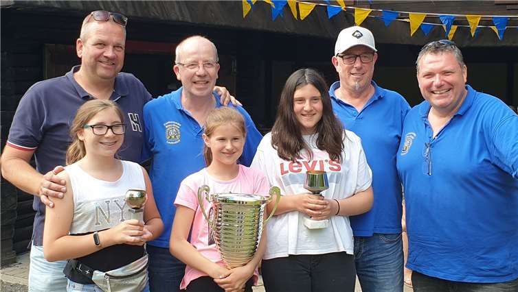 Anna Iserhardt, Anna Wollwinkel und Heike Gombert sicherten sich die Pokale beim Jugendmanöver. Foto: privat
