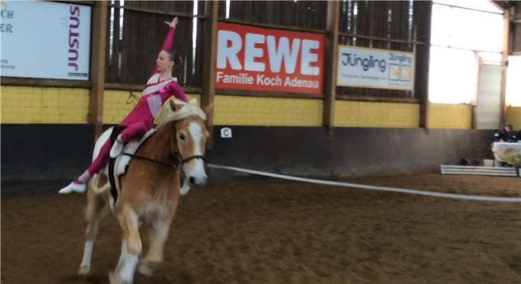 Anna Kahler im Einzelvoltigieren ... privat