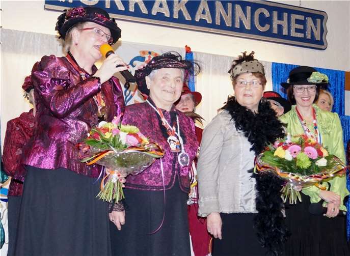 Anna Knopp (Zweite von rechts) und Waltraud Weiß (Zweite von links) wurden von der Obermöhn Elke Köster (links) und von der Sitzungspräsidentin Anja Stöcker ausgezeichnet.privat