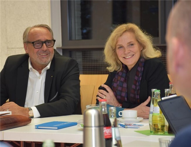Anna Köbberling mit Kurt Krautscheid, Präsident der Handwerkskammer, sowie Geschäftsführer Ralf Hellrich. Foto: Jörg Diester