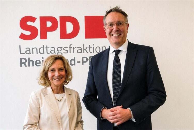 Anna Köbberling und Alexander Schweitzer im Mainzer Landtag. (KI-bearbeitet)