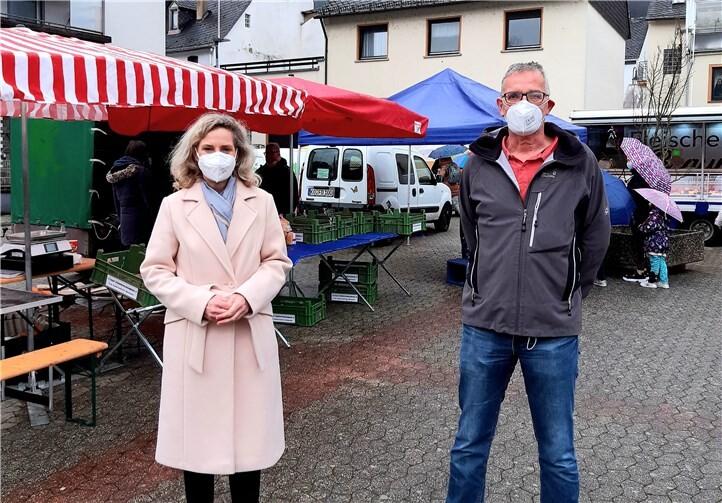 Anna Köbberling und den Layer Ortsvorsteher Gerhard Baulig auf dem Layer Wochenmarkt. Foto: privat