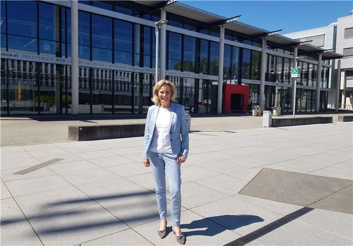 Anna Köbberling vor der Uni Koblenz. Foto: privat
