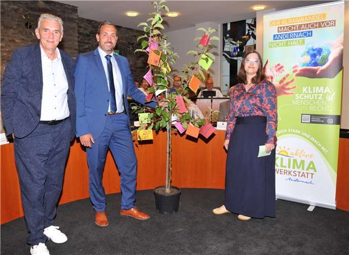 Anna Köhler von der Gruppe „Youth4A“ überreichte den Wunschbaum an Oberbürgermeister Christian Greiner und Bürgermeister Claus Peitz (links).  Foto: Stadt Andernach/Maurer