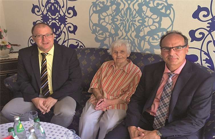 Anna Krischer zwischen ihren Gratulanten von Verbandsgemeinde und Stadt Adenau.privat