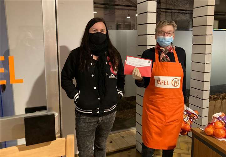 Anna Küffner (1. Vorsitzende vom Verein „Wir helfen e.V.) (li.) überreichte der Tafel.Ausgabestelle in Sinzig eine große Spende. Foto: privat