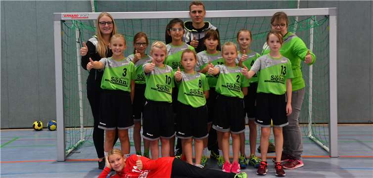 Anna-Lena Deck, Svea Raschke, Dilara Bülbül, Josy von der Heiden, Angelina Daungauer, Juleen Justus, Inci Mammadova, Johanna Comtesse, Cosma Braun, Paula Retterath, Lara Hanske, Dana Dick, Luca Breil, Sophia Stahl, Tino Raschke und Anke Bous freuen sich über die neuen Outfits. Foto: privat