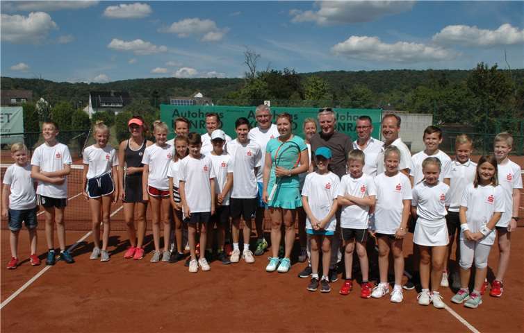 Anna-Lena Friedsam (in grün) im Kreis er Bad Bodendorfer Tennis-Familie. -BL-