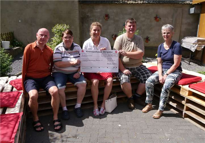 Anna-Lena Friedsam überreicht den Vertreterinnen des Vorstandes der Lebenshilfe Ahrweiler den Spendencheck. privat