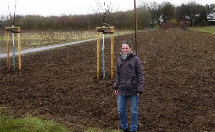 Anna Lena Müller kontrolliert die Ausgleichsfläche an der Kölner Straße in Heimerzheim. Gemeinde Swisttal