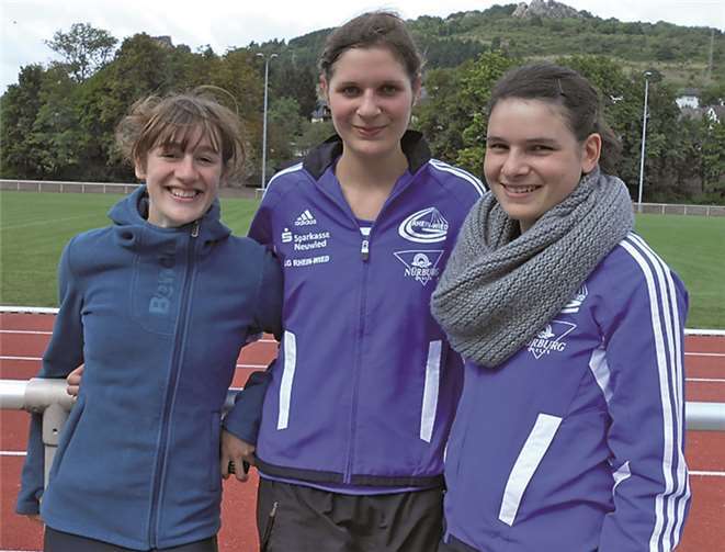 Anna-Lena Theisen sowie Alexandra und Isabelle Zündorf nach den erfolgreichen Wettkämpfen. privat