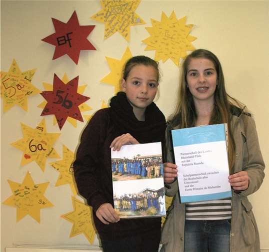 Anna-Lena und Ramona informieren über die Empfänger-Organisationen. privat