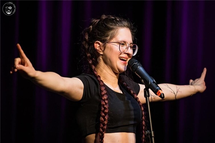 Anna Lisa Azur moderiert den kommenden Poetry-Slam im Theater am Lohmarkt, Foto: Andi Pontantus
