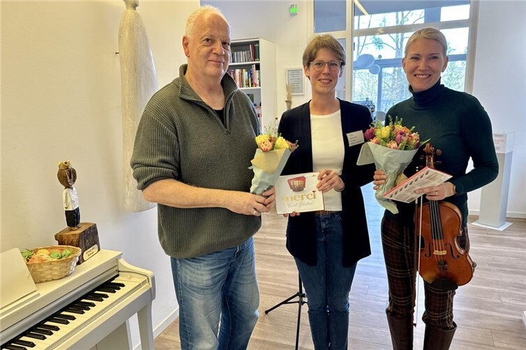 Anna Louen (Mitte), stellvertretende Hospizleitung und Sozialdienst,  dankte dem Duo und freut sich auf Interessierte, die den Hospizgästen und deren Zugehörigen auf solche oder ähnliche Art ebenso eine Freude machen möchten