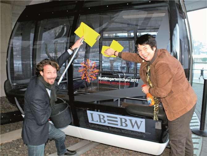 Anna Maria Schuster, Geschäftsführerin Freunde der Bundesgartenschau 2011 e.V. und Michèl van Dun, Geschäftsführer der Seilbahn Koblenz, beim symbolischen Frühjahrsputz.privat