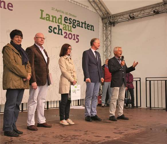 Anna Maria Schuster, Geschäftsführerin der BUGA-Freunde; Ernst H. Lutz, Vorsitzender der BUGA-Freunde, Karin Bommersheim, Prokuristin Landesgartenschau Landau; Hans-Dieter Schlimmer, Oberbürgermeister der Stadt Landau, Dr. Christof Wolff, Vorsitzender des Freundeskreises der Landesgartenschau Landau, bei der Begrüßung in Landau.U. Schwensfeier