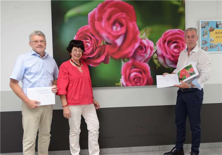 Anna Maria Schuster und Thomas Schilling übergeben das Foto offiziell an die RMW.Foto: Heinfried Rhoden