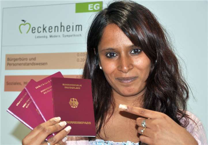 Anna-Meena Laqua aus dem Meckenheimer Bürgerbüro rät: Personalausweise und Reisepässe frühzeitig beantragen - auch für Kinder.Stadt Meckenheim