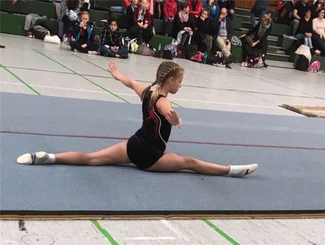 Anna Noll in der Endpose im Spagat nach einer super Übung.