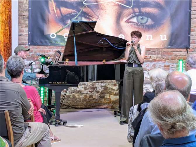 Anna Ogrezeanu ließ sich in diesem Jahr von Jens Gilles am Klavier begleiten.