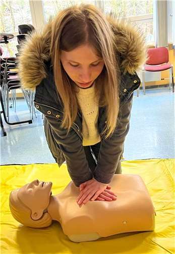 Anna Ramos, Schülerin der Fachoberschule Adenau, übte an einer Puppe die Herzdruckmassage und drückte 120-mal in einer Minute auf den Brustkorb. Foto: Astrid Zens / DRK-Kreisverband Ahrweiler e.V.