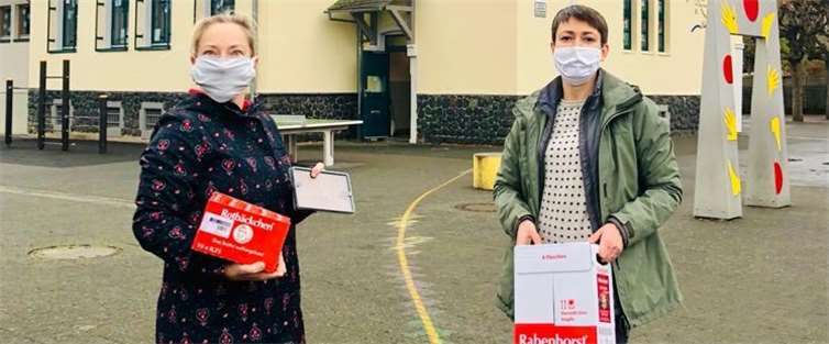 Anna Seidel, die Vorsitzende des Vorstands des Fördervereins, und Nicole Rausch, die Kassenwartin, brachten die großzügigen Spenden der beiden Firmen zur Schule.Foto: privat