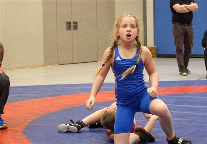 Anna Wunderlich (im blauen Trikot) der WKG Metternich/Rübenach/Boden