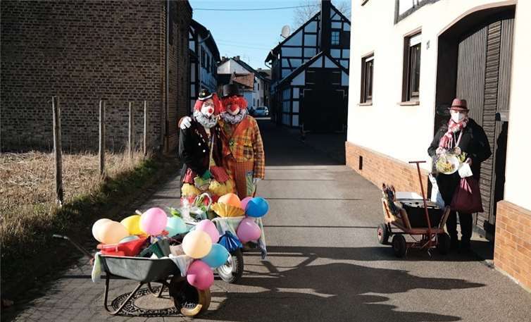 Anna und Alexander Stier zogen mit Doris Büser und einer großen Überraschung von Tür zu Tür. Foto: privat