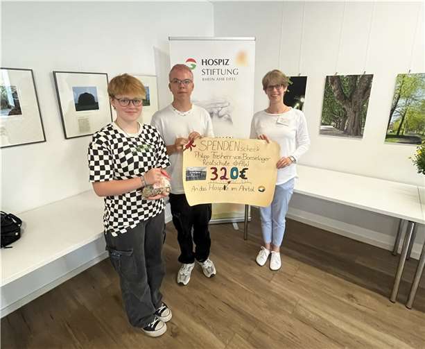 Anna und Alexander bei der Scheckübergabe an Anna Louen vom Hospiz im Ahrttal.  Foto: Ralf Breuer
