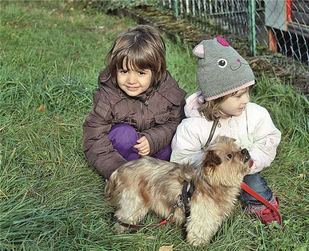 Anna und ihre Freundin waren ganz vernarrt in den frechen kleinen Bollie mit den Dracula-Zähnchen.Volker Gringmuth
