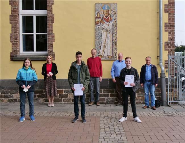 Annabelle Kolligs entwickelte ein 3D-Jump-and-Run-Spiel, Lennert Geiermann und Jonas Veit entwickelten und bauten einen „Bewässerungsroboter“.  Foto: KuBa