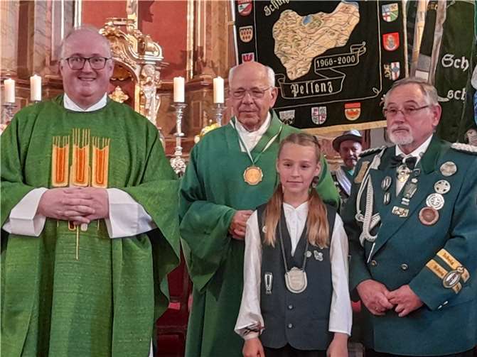 Annabelle Rausch trägt stolz die neue Bambiniprinzenkette.  Foto: Ulrich Eckhard