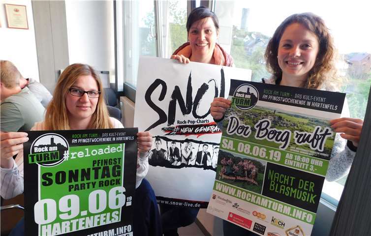 Annabelle, Sandra und Luisa (v. li.) präsentieren stolz die Festival-Plakate. Foto: WR