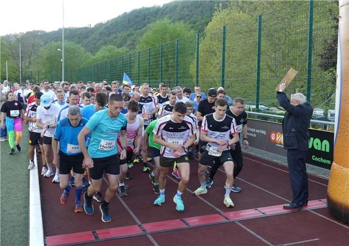 Annähernd 600 Läuferinnen und Läufer nahmen bei besten äußeren Bedingungen am 10. Sparkassen Firmenlauf in Cochem teil, der von Landrat Manfred Schnur gestartet wurde. Fotos: TE