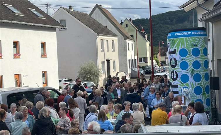 Annähernd zweihundert Bürgerinnen, Bürger und Gäste waren zur Eröffnung des Dorfladens „Nah Super“ gekommen.