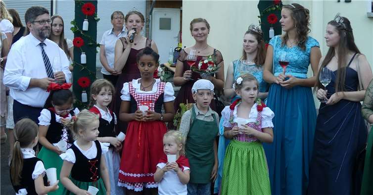 Annährend 30 Weinmajestäten aus der Region inklusive vier Weingöttern prosteten den Weinfreunden zu. Fotos: TE