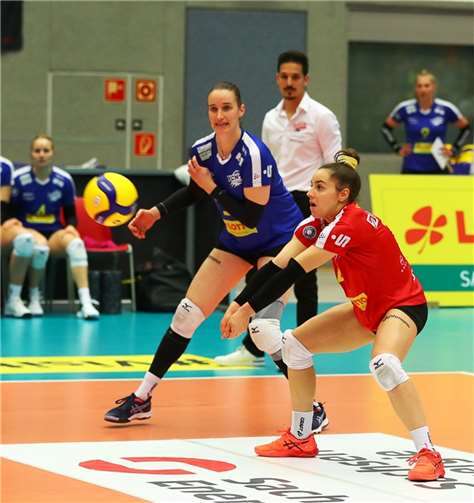 Annahme und Abwehr (Libera Klara Single und Sina Fuchs) der Deichstadtvolleys gefielen.Foto: Denis Trapp