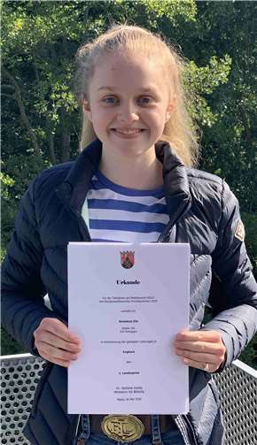 Annalena Zils (10c) erhält die Urkunde über den 1. Landespreis im Bundeswettbewerb Fremdsprachen. Foto: Marcus Wald