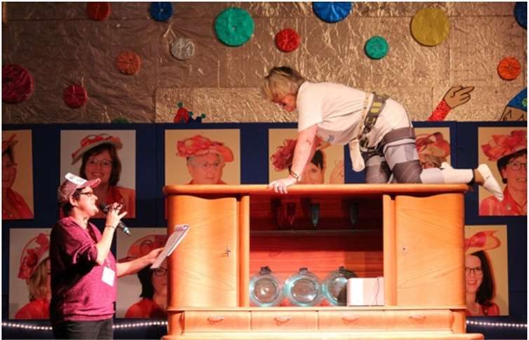 Anne Baugut und Gabi Korb beim „Kitchen Climbing“.